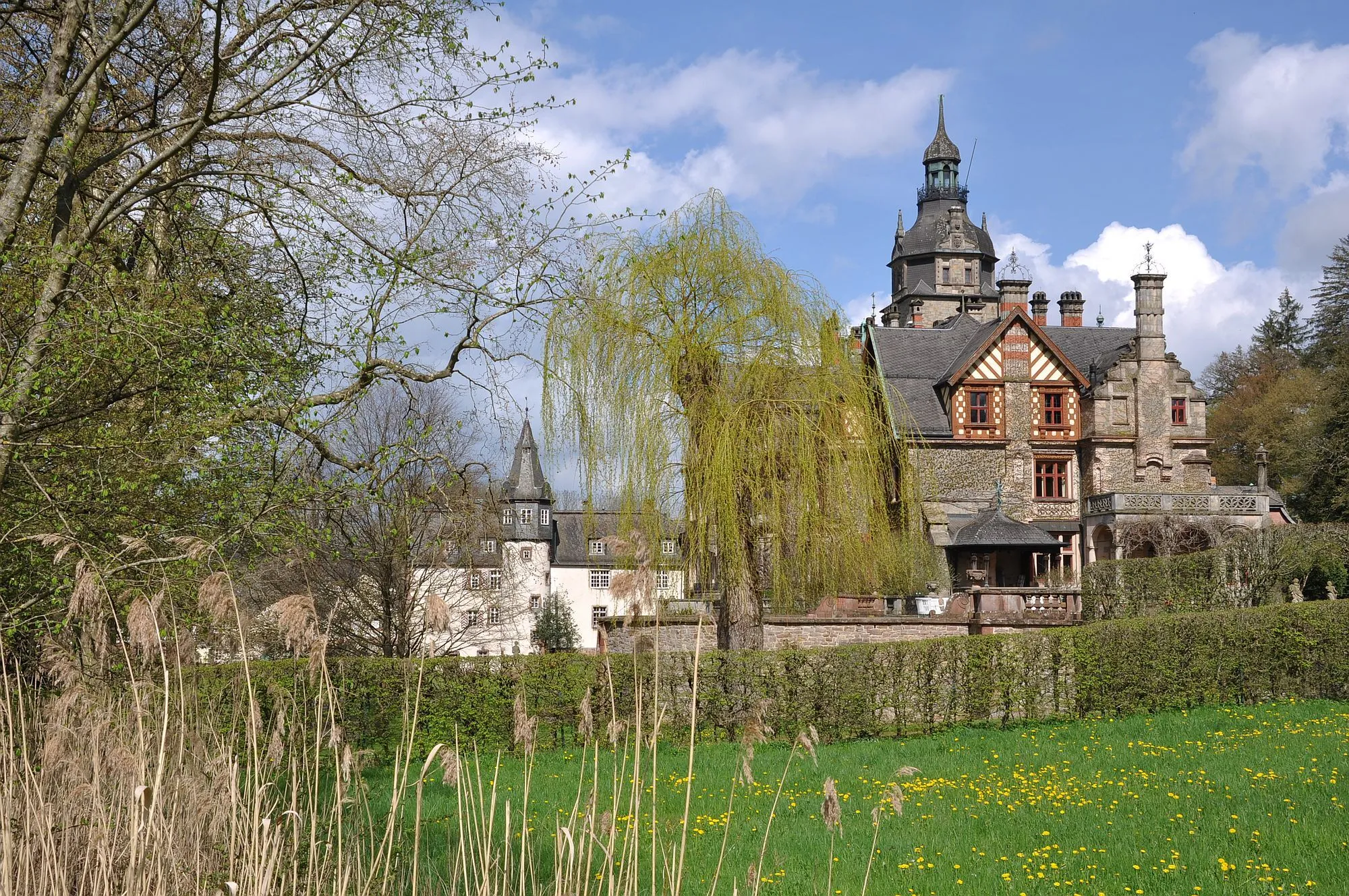 Um das Schloss und durch den Park Ramholz