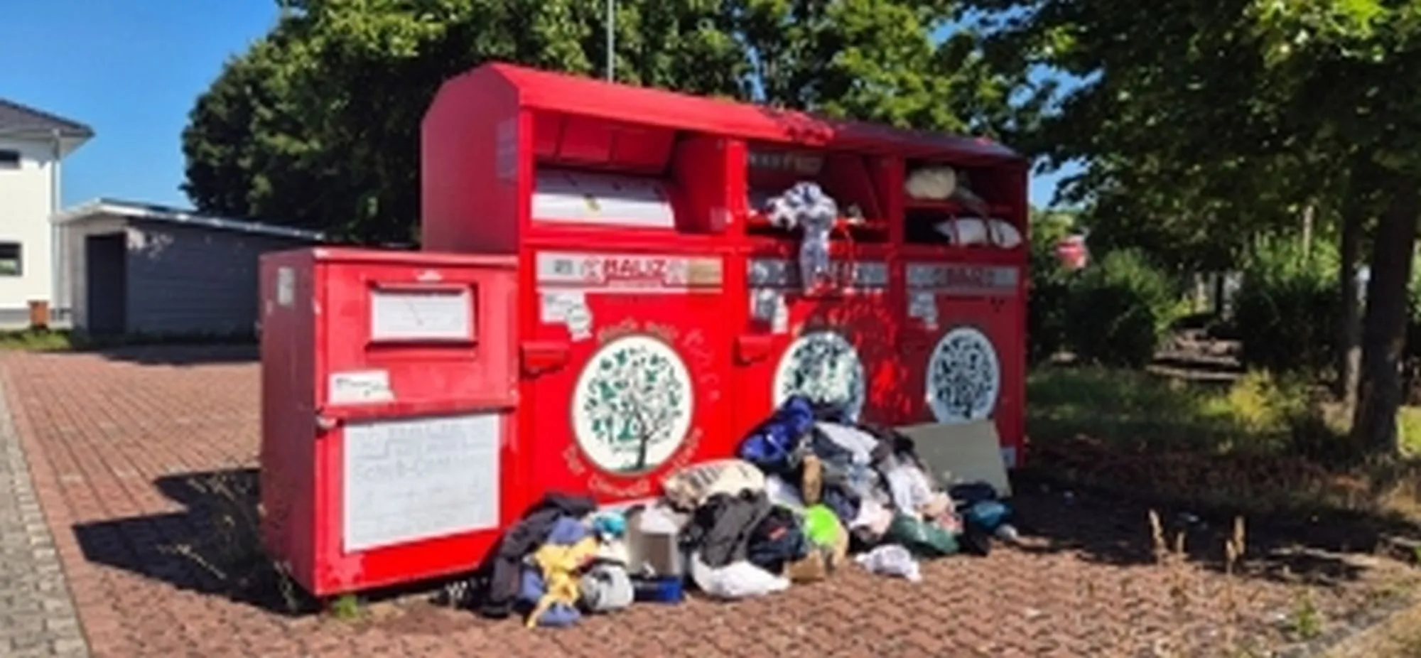 Bad Soden-Salmünster: Vermüllter Altkleidercontainer wird abgebaut