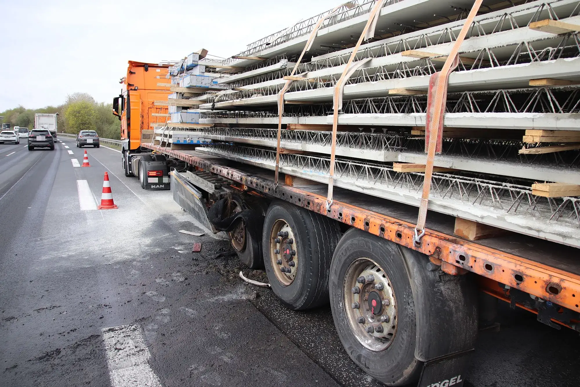 A66/Steinau: Vollsperrung nach Brand von Lkw-Reifen