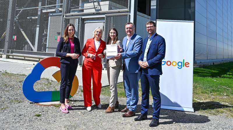 Im Rahmen eines Besuchs der Anlage erörterten sie heute die Bedeutung des Standorts für die Region und feierten gemeinsam den Start der Erweiterung des Google-Rechenzentrums in Hanau (v. l.): Stadträtin Isabelle Hemsley, die Hessische Digitalministerin Prof. Dr. Kristina Sinemus, Sabine Frank, Head of Governmental Affairs and Public Policy Google DACH, Oberbürgermeister Claus Kaminsky und Bürgermeister Dr. Maximilian Bieri. Foto: Stadt Hanau / Moritz Göbel