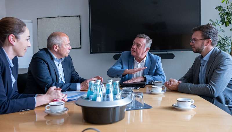 Innenminister Roman Poseck mit Oberbürgermeister Claus Kaminsky, Bürgermeister Dr. Maximilian Bieri und Stadträtin Isabelle Hemsley. BILDQUELLE: Frank Zinn / HMdI