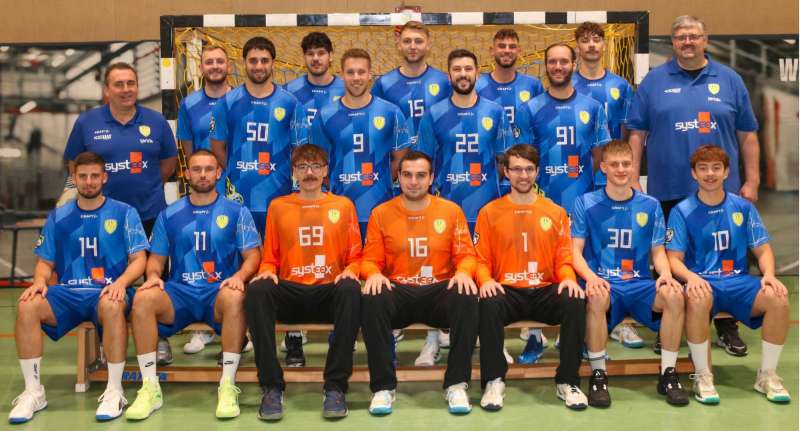 Team TV Langenselbold mit Trainer Lars Jung (links) und Betreuer Thorten Schneider (rechts). Es fehlt Co-Trainer Timo Baune sowie die Spieler Marvin und Leon Neukamp sowie Flemming Günther. Foto: TVL