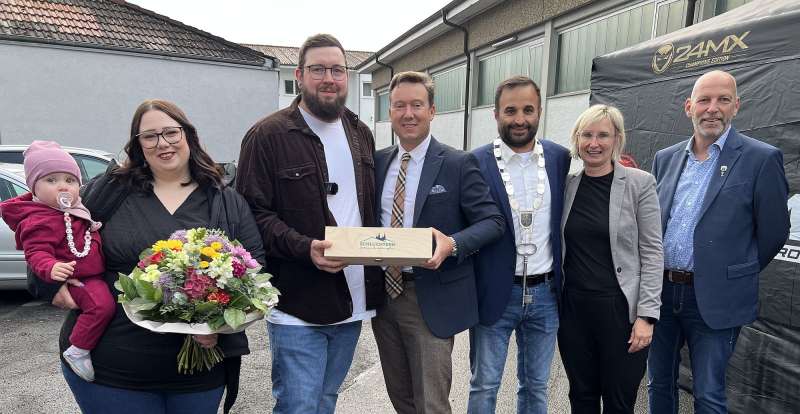 Fabian Orth (Zweiter von links) und seine Frau Michelle nahmen von Bürgermeister Matthias Möller (Mitte) sowie Noch-Amtsinhaber Oliver Ohrmann (Dritter von rechts) sowie Präsidentenchef Jörn Hagemann die Glückwünsche entgegen. Foto: Ulrich Schwind