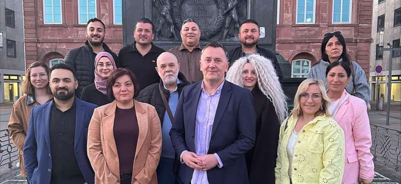 Bei der konstituierenden Sitzung des Ausländerbeirats Hanau wurde Ajdin Talic als Vorsitzender bestätigt, danach trafen sich zum Gruppenfoto vor dem Neustädter Rathaus (erste Reihe von rechts) Anna Jagust, Ajdin Talic, Natalia Koziar, Fatih Karahan, (mittlere Reihe) Hatice Aydin, Yevheniia Mashlakovska, Adolfo Russo, Meryem Yilmaz, Elif Kivrak und (oben) Nurhan Agit, Mehmet Ali Kamali, Kadir Köse, Sait Öztas, Muhammed Bayram. Quelle: Stadt Hanau