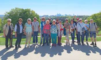 Die 16-köpfige Wandergruppe der Bürgerhilfe Bruchköbel und die Frankfurter Skyline.