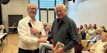 Joachim Rechholz bedankt sich bei Volker Hirsch.