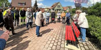 Kleine Feierrunde bei der Übergabe der Bank mit Marion Walter und Stefan Erb.
