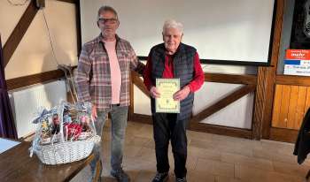 Thomas Röll und Robert Trageser mit Präsentkorb und Urkunde (von links).