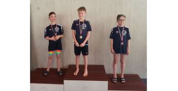 Die erfolgreichen Nachwuchsschwimmer (Jahrgang 2017) auf dem Podest in Darmstadt.