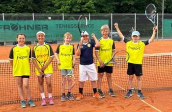 Strahlende Gesichter bei der U12 nach dem Auftaktsieg.