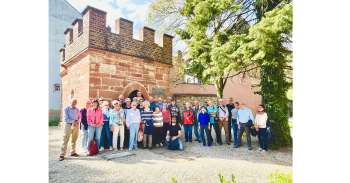 Die Fahrtteilnehmer vor dem Heiligen Grab auf dem Reformierten Friedhof in Bad Homburg.