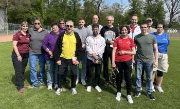 Nicole Schneider (links), Lehr-Team Landessportbund Hessen e.V. und Teilnehmende.